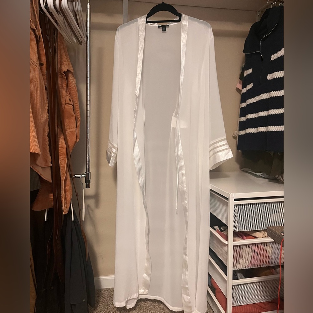 Jones New York White Sheer Robe